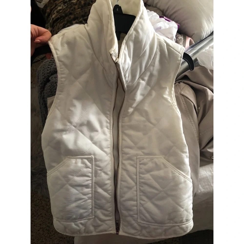 Pink Lily white quilted vest - Picture 2 of 3